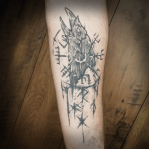 Tattoo Rabe Runen Abgeheilt