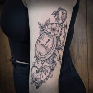Tattoo kaputte Uhr